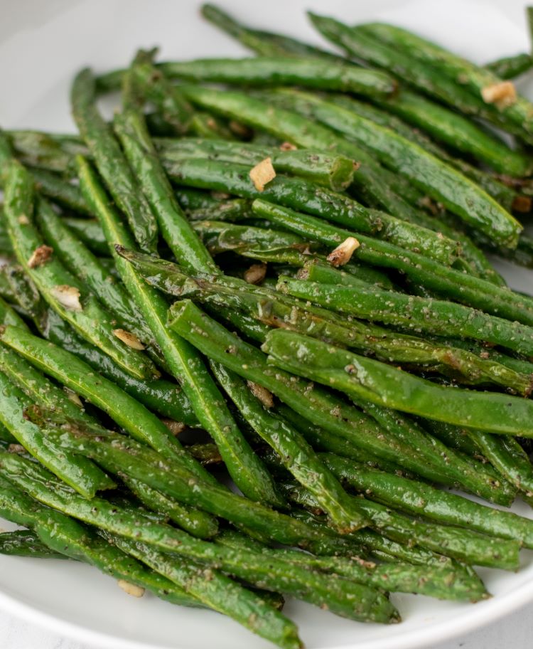 air fryer green beans with garlic on white plate